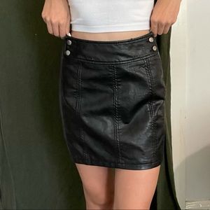 adorable FREE PEOPLE leather short skirt !!! size 2